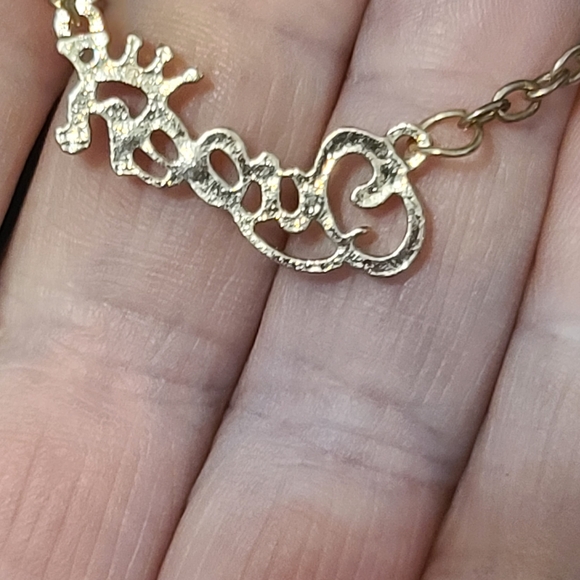 Gold tone chain necklace with Queen charm size - Picture 3 of 4